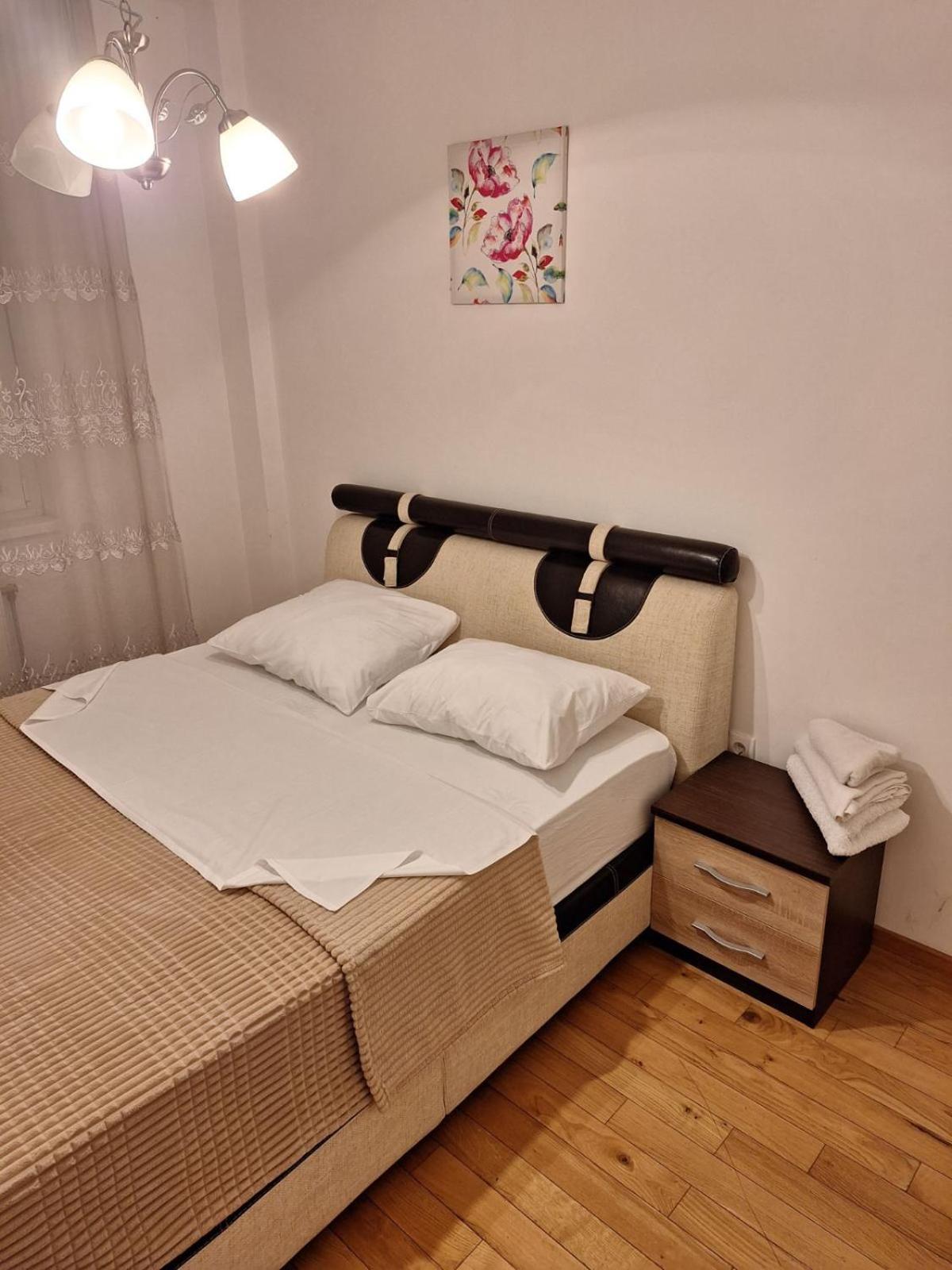 Elegantna Oaza Apartment บันยาลูกา ภายนอก รูปภาพ